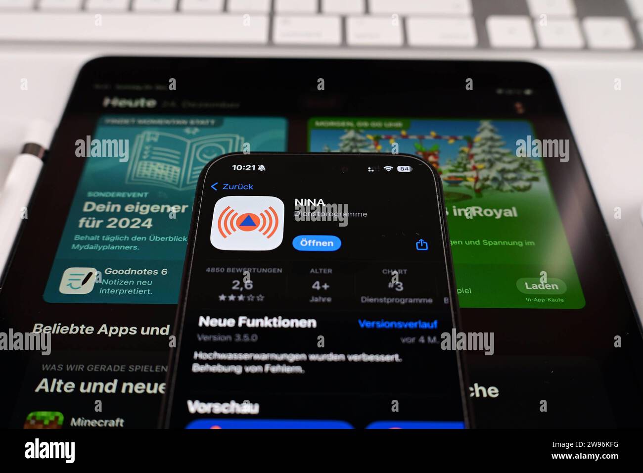 Stock- und Symbolbilder i 24.12.2023 NINA, WARN-App NINA, Notfall-Informations- und Nachrichten-App ist eine vom Bundesamt für Bevölkerungsschutz und Katastrophenhilfe BBK zur Verfügung gestellte App für smartphone Amburgo Amburgo Deutschland **** immagini di magazzino e simboli i 24 12 2023 NINA, WARN App NINA, Emergency Information and News App è un'app per smartphone fornita dall'Ufficio federale della protezione civile e dell'assistenza alle catastrofi BBK Amburgo Amburgo Germania Copyright: xLobeca/FelixxSchlikisx Foto Stock