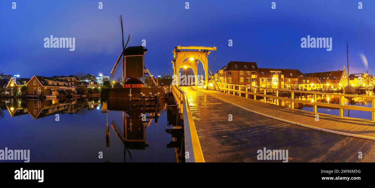 Panorama del canale di Leida Galgewater con mulino a vento De Put e Ponte di Rembrandt, Paesi Bassi Foto Stock