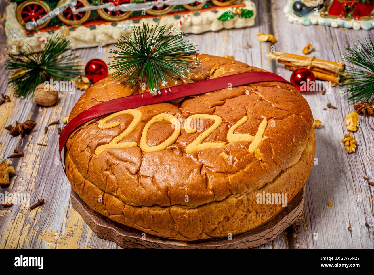 Torta di Capodanno greca tradizionale, conosciuta come vasilopita, per il 2024 e ornamenti natalizi Foto Stock