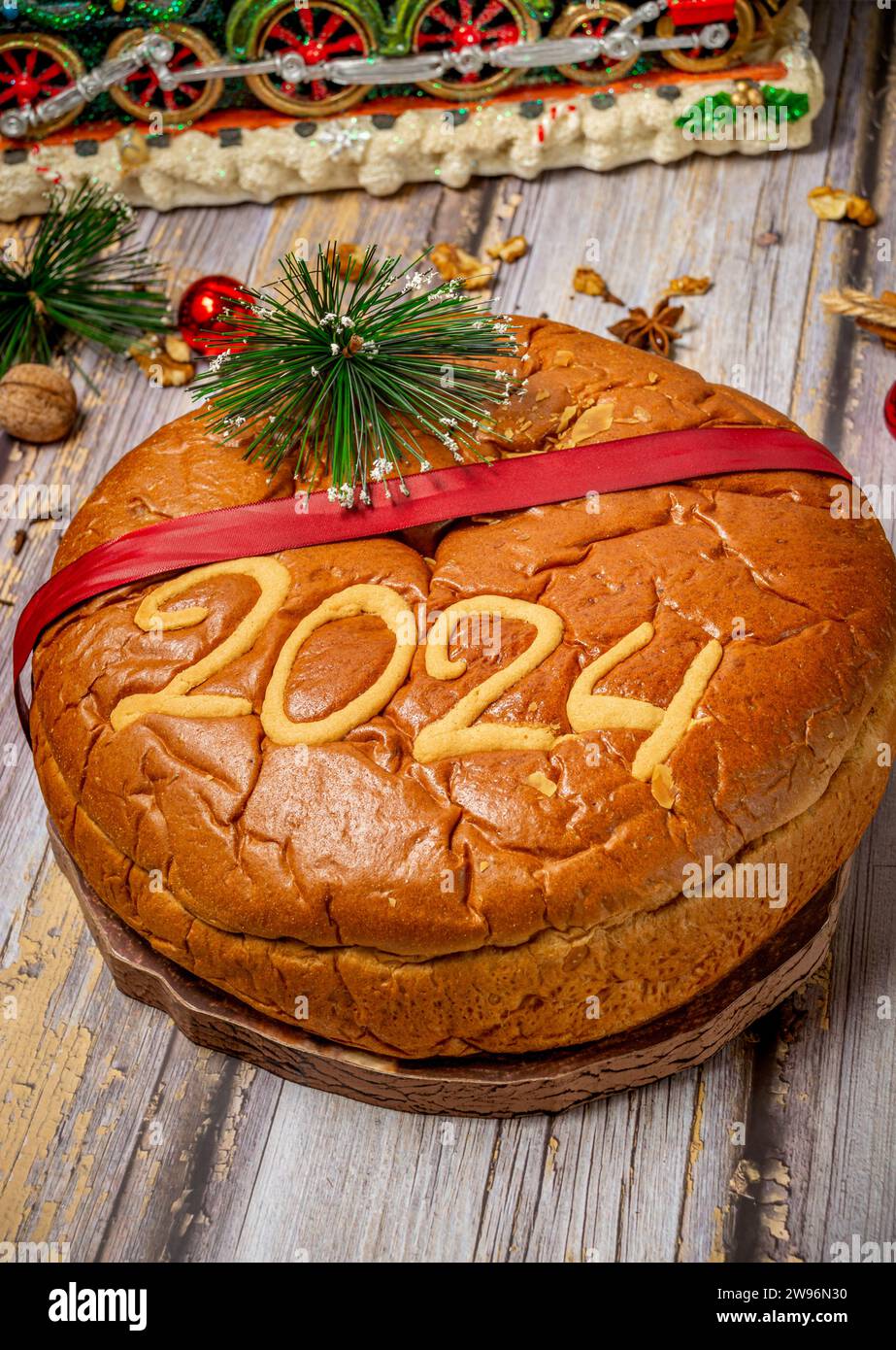 Torta di Capodanno greca tradizionale, conosciuta come vasilopita, per il 2024 e ornamenti natalizi Foto Stock