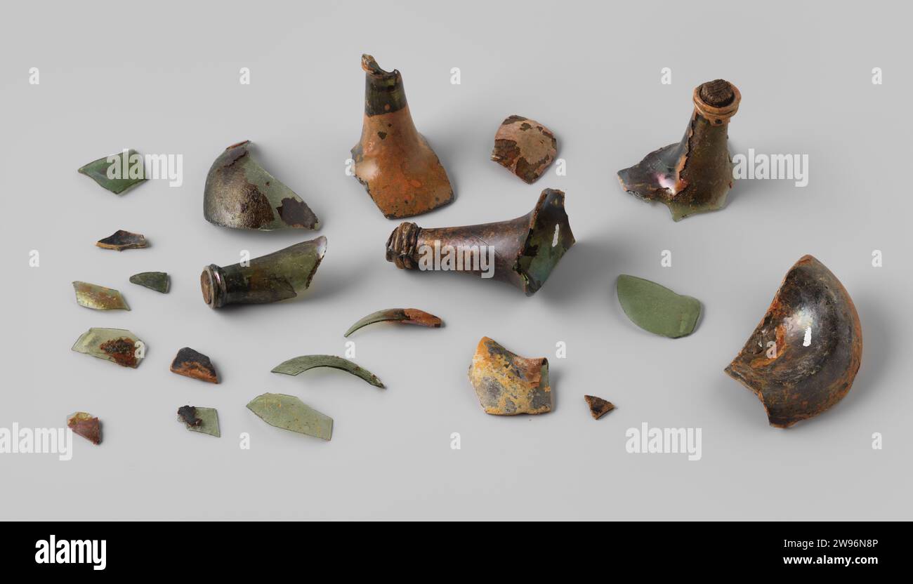 Frammenti di bottiglie di vino dal relitto del t Vliegend Hart degli Indiani Orientali , 1700 - 1735 bottiglie di vino a forma di cipolla di bicchiere verde che è stato nel vino rosso (porto). Chiama con sughero, uno con filo di ferro e vernice. Sughero olandese (corteccia). lacca (rivestimento) Foto Stock