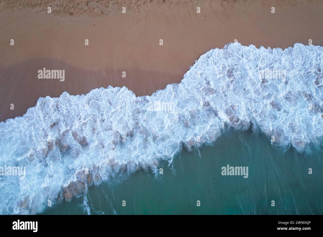Vista dall'alto di Waves on a Beach Foto Stock