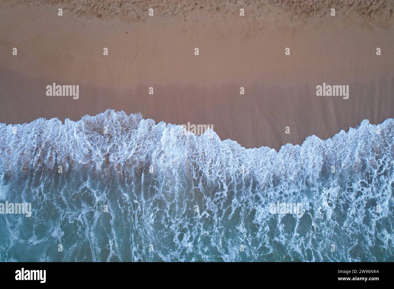 Vista dall'alto di Waves on a Beach Foto Stock