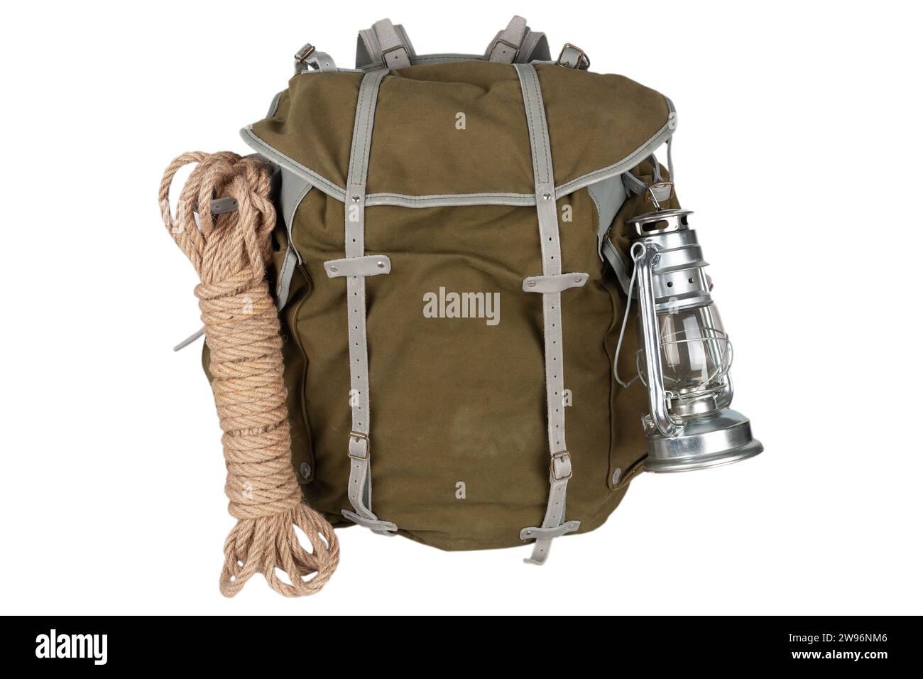 Zaino antico vintage con corda e lanterna a gas isolato su sfondo bianco Foto Stock