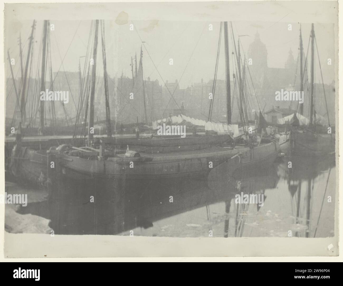 Navi a vela nel fronte dell'Avvio aperto ad Amsterdam, viste dall'Oosterdokskade, George Hendrik Breitner (attribuito a), 1886 - 1910 Fotografia di Amsterdam. supporto fotografico. navi stampate in argento e gelatina di cartone (in generale). harbor IJ. Amsterdam Foto Stock