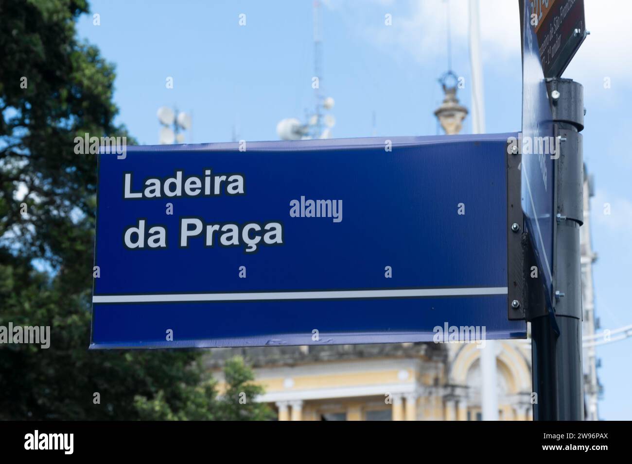 Salvador, Bahia, Brasile - 7 febbraio 2015: Segnale stradale che indica la Ladeira da Praga nella città di Salvador, Bahia. Foto Stock