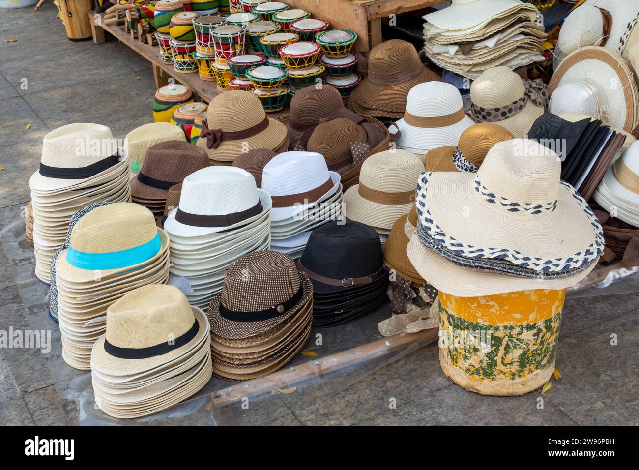 Salvador, Bahia, Brasile - 7 marzo 2015: Souvenir in vendita a Praga da se nel centro storico della città di Salvador, Bahia. Foto Stock