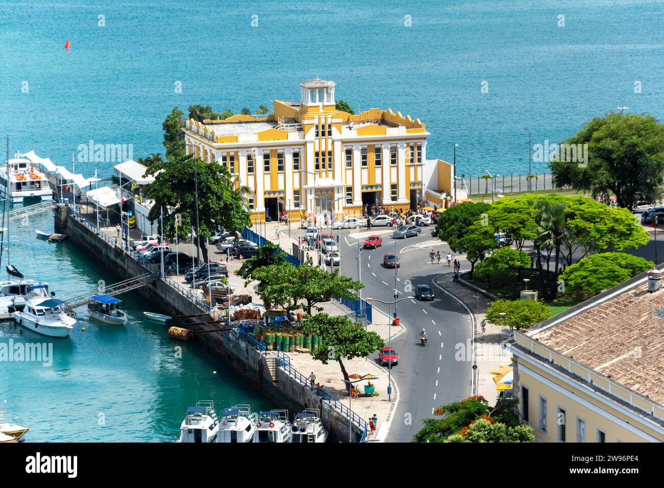 Salvador, Bahia, Brasile - 7 febbraio 2015: Vista dall'alto di Baía de Todos os Santos nel centro storico della città di Salvador, Bahia. Foto Stock