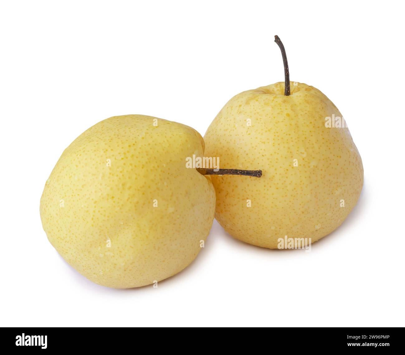 Due pere cinesi gialle fresche sono isolate su sfondo bianco con un percorso di ritaglio Foto Stock