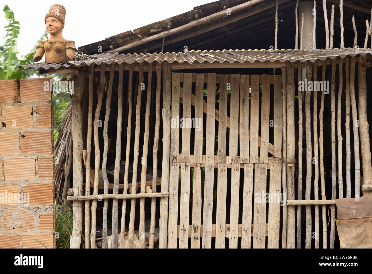 Aratuipe, Bahia, Brasile - 21 giugno 2022: Una casa fatta di pezzi di legno e argilla rossa. Situazione di estrema povertà. Città di Aratuipe, Bahia. Foto Stock