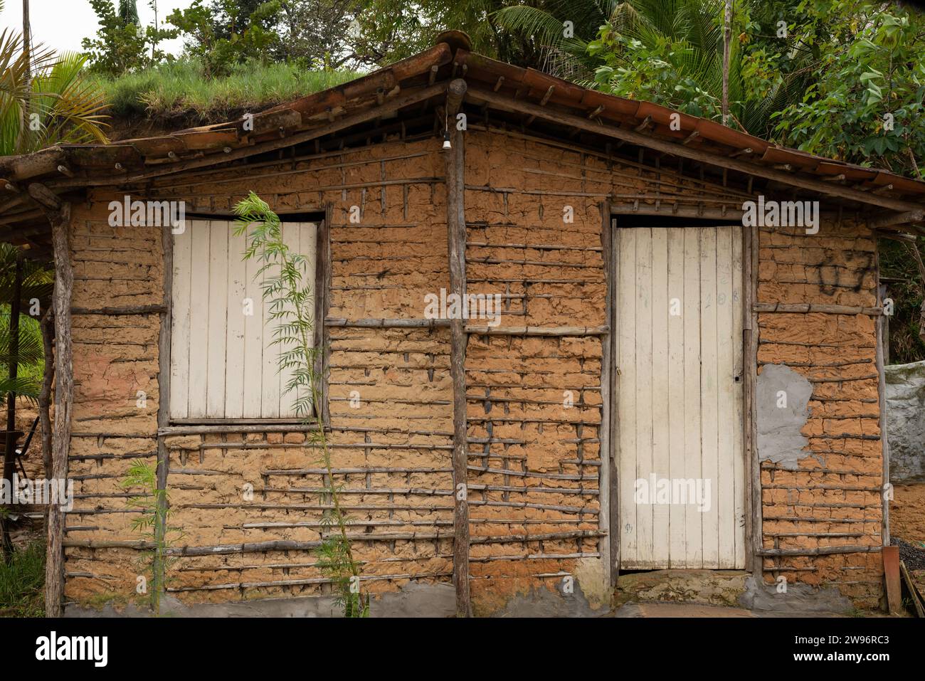 Aratuipe, Bahia, Brasile - 21 giugno 2022: Una casa fatta di argilla e pezzi di legno. Situazione di estrema povertà. Città di Aratuipe, Bahia. Foto Stock