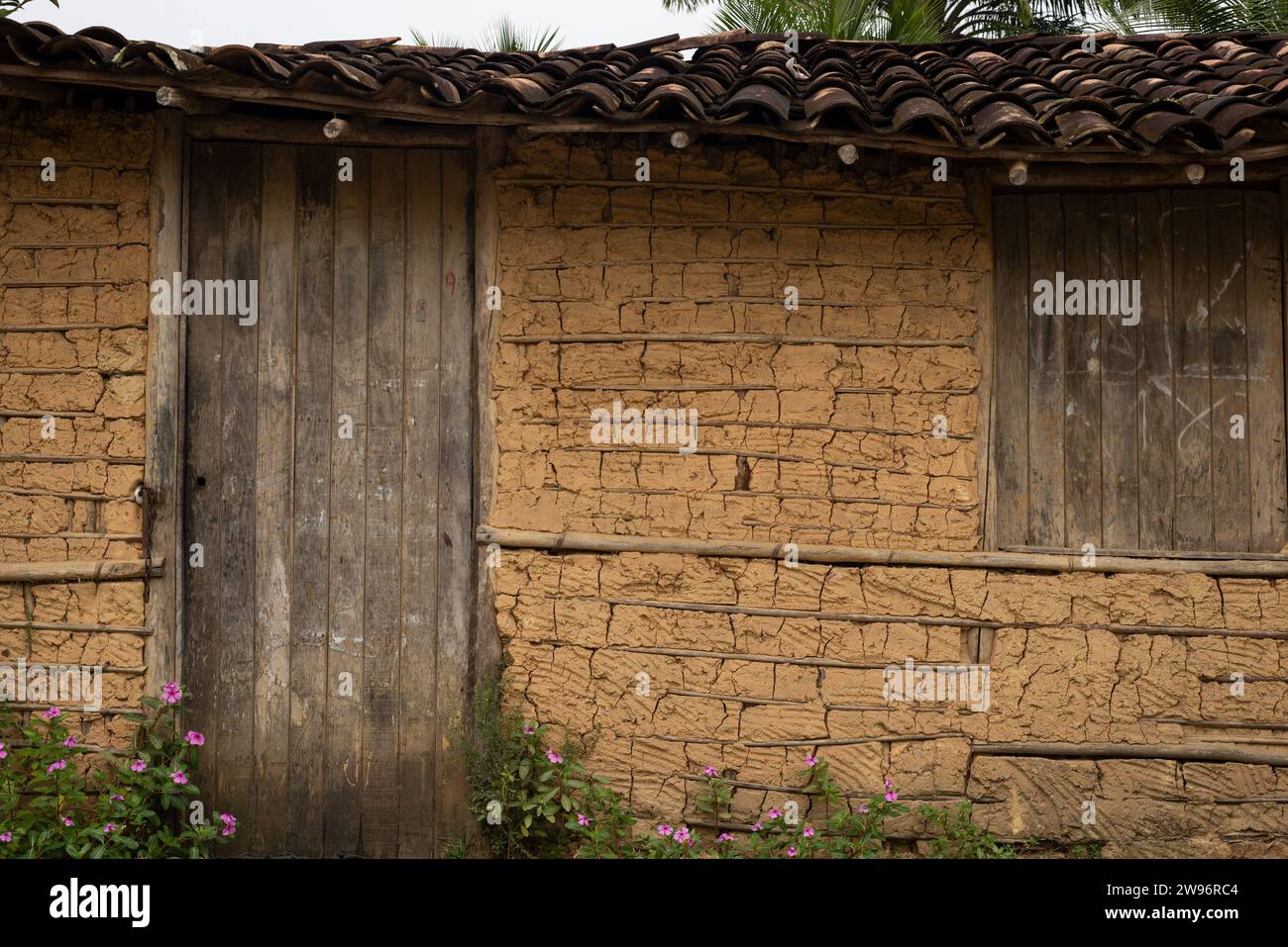 Aratuipe, Bahia, Brasile - 21 giugno 2022: Una casa fatta di argilla e pezzi di legno. Situazione di estrema povertà. Città di Aratuipe, Bahia. Foto Stock