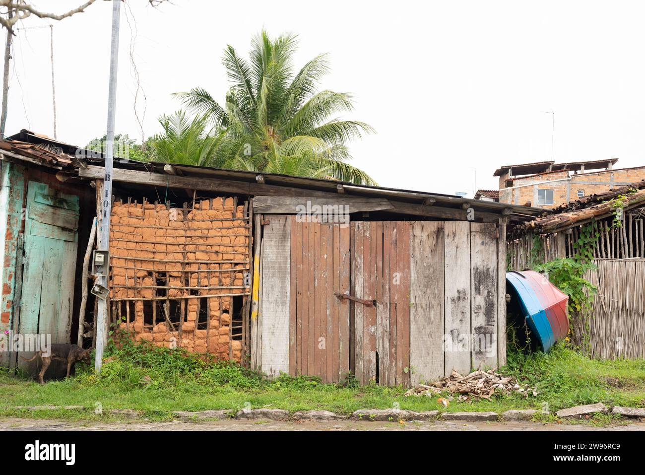 Aratuipe, Bahia, Brasile - 21 giugno 2022: Una casa fatta di pezzi di legno e argilla rossa. Situazione di estrema povertà. Città di Aratuipe, Bahia. Foto Stock