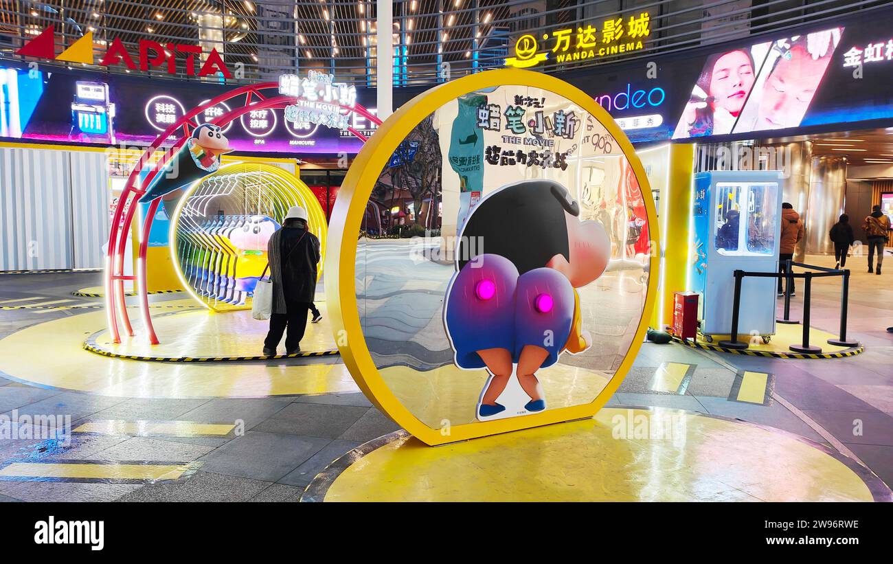 SHANGHAI, CINA - 23 DICEMBRE 2023 - al Wanda Cinema di Shanghai, chi, vengono presentate divertenti installazioni per le emoji del film d'animazione Crayon Shin-chan Foto Stock