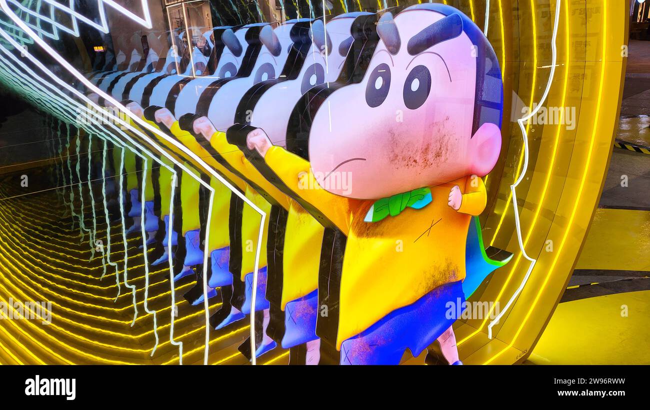 SHANGHAI, CINA - 23 DICEMBRE 2023 - al Wanda Cinema di Shanghai, chi, vengono presentate divertenti installazioni per le emoji del film d'animazione Crayon Shin-chan Foto Stock