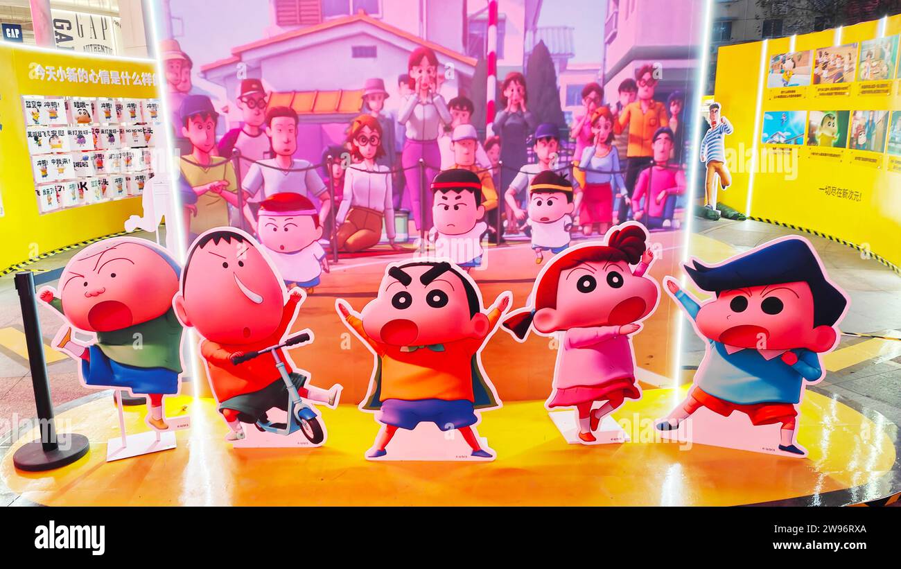SHANGHAI, CINA - 23 DICEMBRE 2023 - al Wanda Cinema di Shanghai, chi, vengono presentate divertenti installazioni per le emoji del film d'animazione Crayon Shin-chan Foto Stock