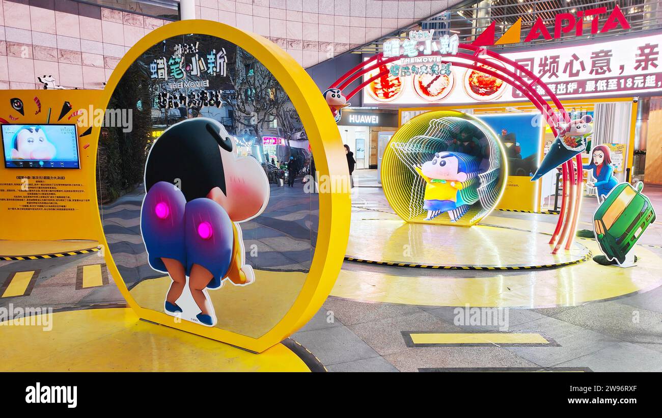 SHANGHAI, CINA - 23 DICEMBRE 2023 - al Wanda Cinema di Shanghai, chi, vengono presentate divertenti installazioni per le emoji del film d'animazione Crayon Shin-chan Foto Stock