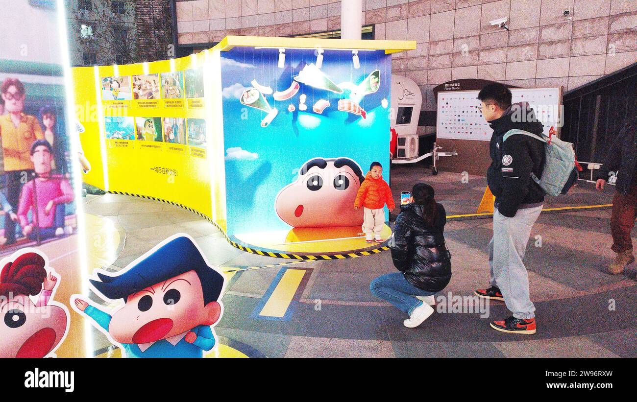 SHANGHAI, CINA - 23 DICEMBRE 2023 - al Wanda Cinema di Shanghai, chi, vengono presentate divertenti installazioni per le emoji del film d'animazione Crayon Shin-chan Foto Stock