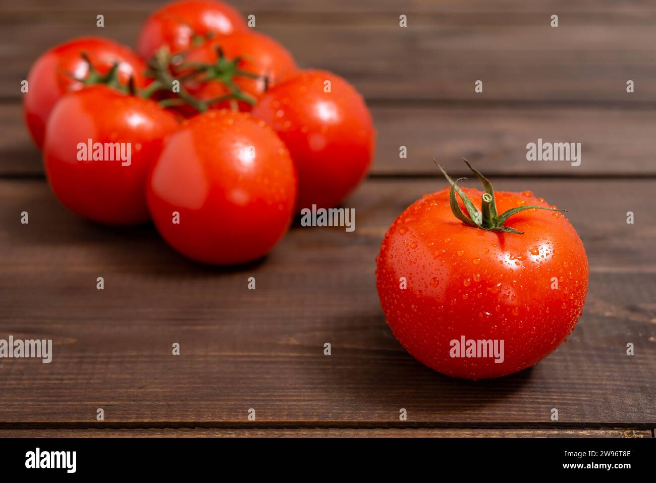 Pomodori maturi rossi su un tavolo di legno. Messa a fuoco selettiva. Foto Stock