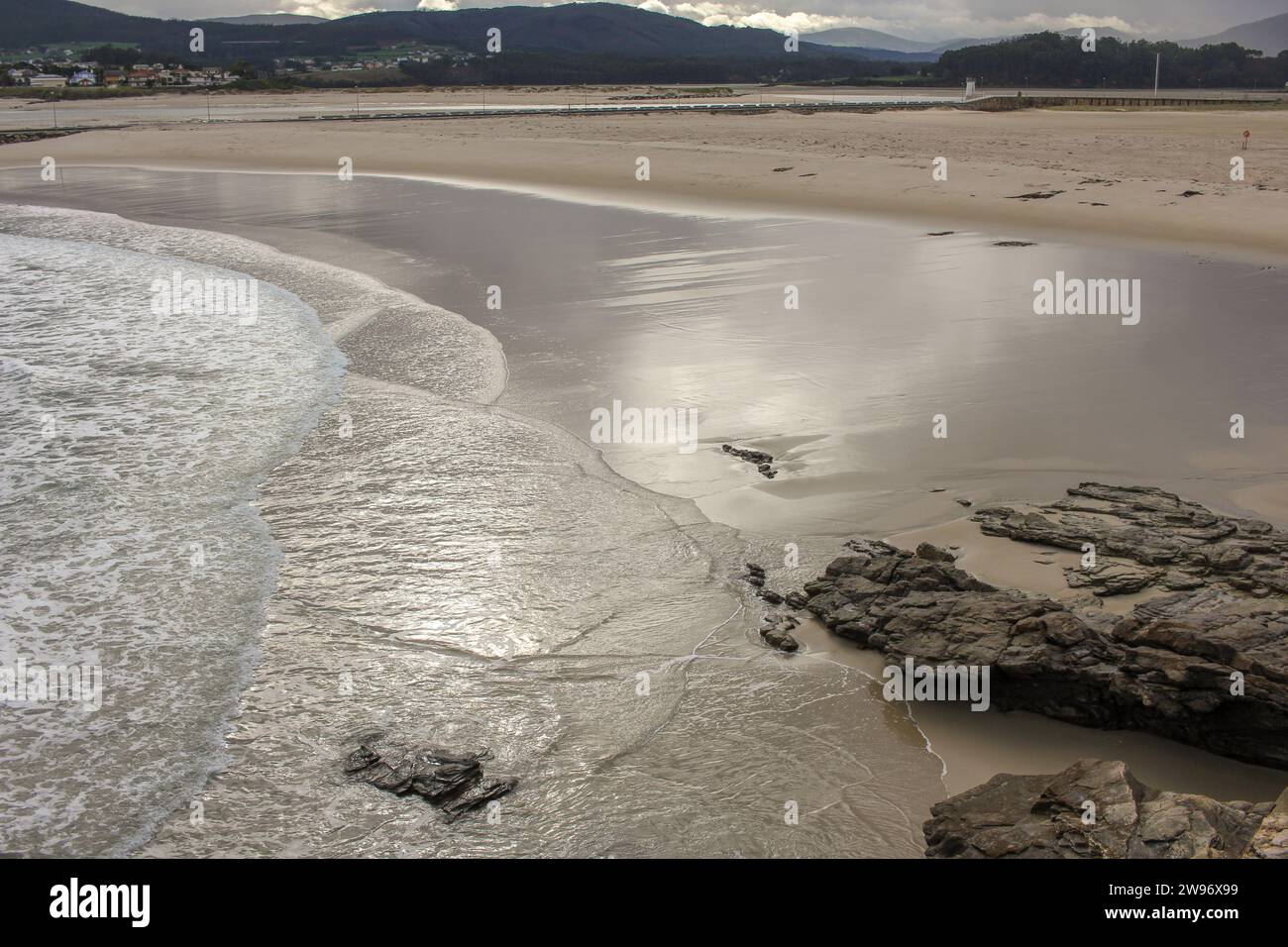 Impronte nella sabbia: Alla scoperta dei tesori a Rapadoira Foto Stock