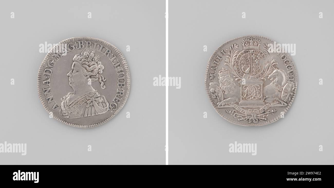 Association of England and Scotland, Anonymous, medaglia d'argento 1707. Parte anteriore: Donna al seno all'interno della copertina. Reverside: Stemma britannico coronato all'interno della giarrettiera, rami di palma e alloro sul piedistallo, fiancheggiato da leone coronato con stemma e unicorno con stemma all'interno copertina Londra argento (metallo) che colpisce (lavorazione dei metalli) Inghilterra. Scozia Foto Stock