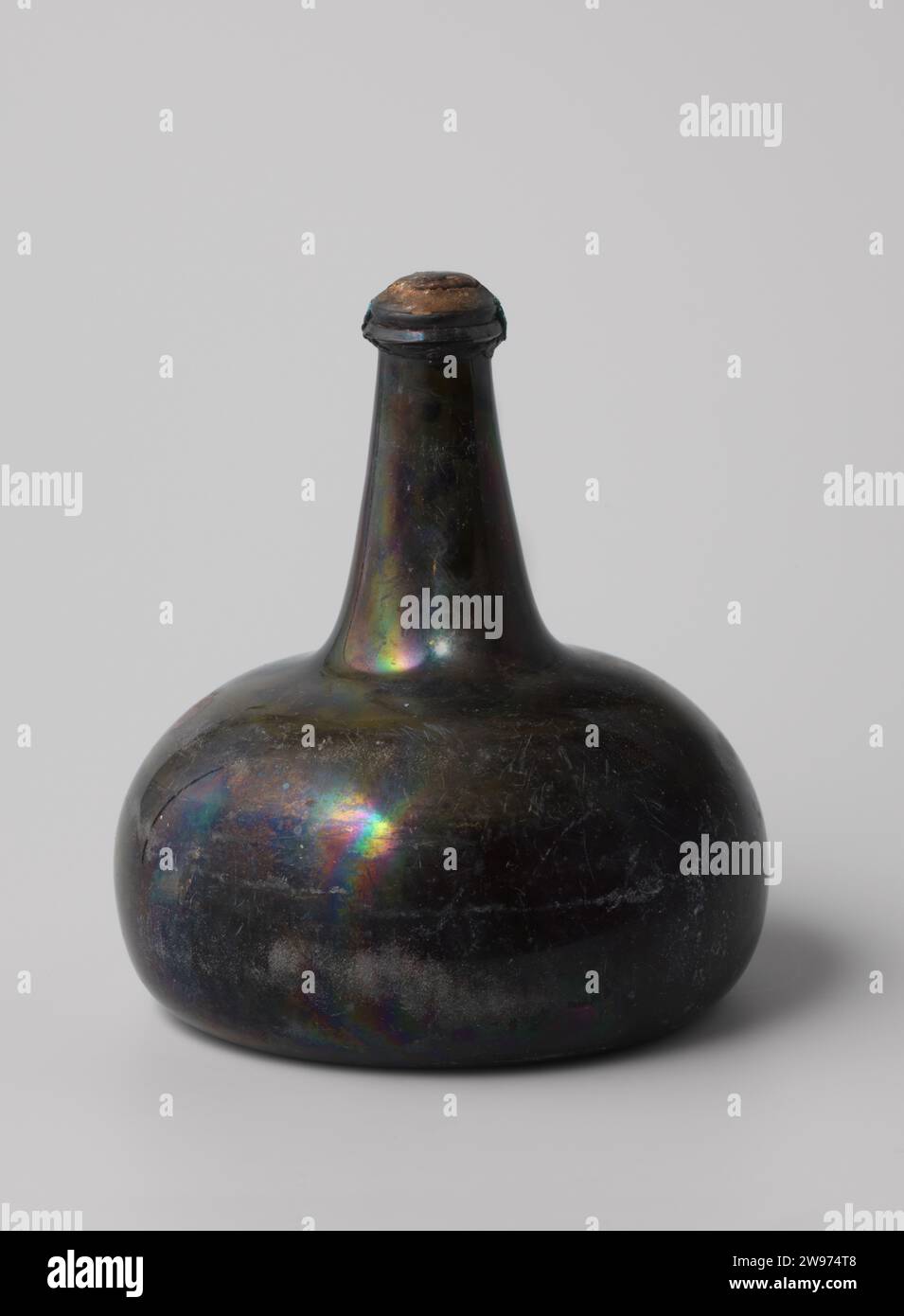 Bottiglia di vino con vino del relitto del t Vliegend Hart degli Indiani Orientali, Anonimo, 1700 - 1735 vino Uivid bottiglia di vino verde riempito con vino rosso (porto), chiuso con sughero, filo e lacca. Vino olandese. sughero (corteccia). lacca (rivestimento) Foto Stock