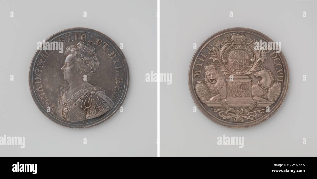 Association of England and Scotland, John Croker, 1707 History Medal Silver Medal. Parte anteriore: Donna al seno all'interno della copertina. Reverside: Stemma britannico coronato all'interno della giarrettiera, rami di palma e alloro sul piedistallo, fiancheggiato da leone coronato con stemma e unicorno con stemma all'interno copertina Londra argento (metallo) che colpisce (lavorazione dei metalli) Inghilterra. Scozia Foto Stock