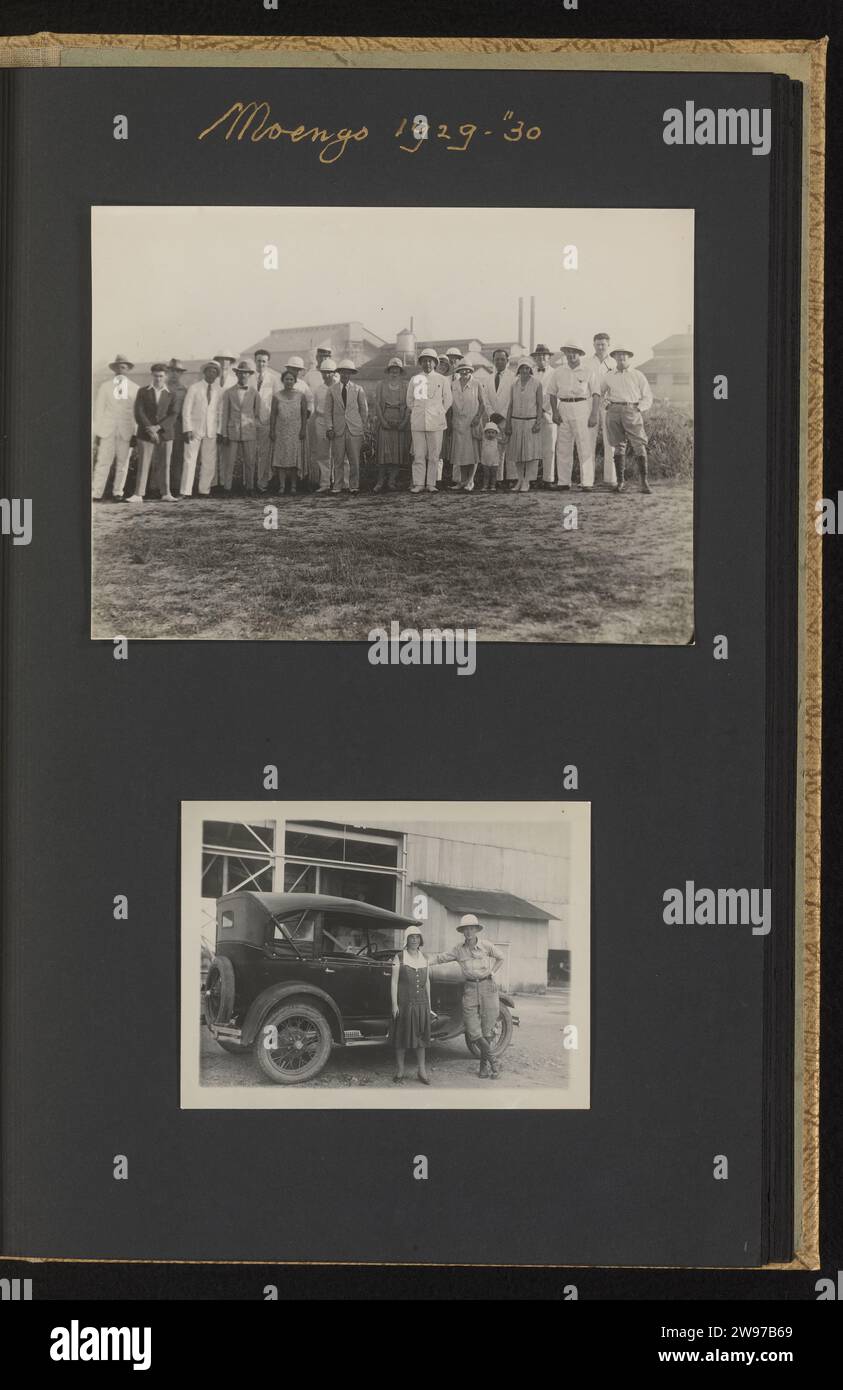 Moengo 1929- '30, Anonymous, 1929 - 1930 rivista Photograph album con due foto: Una foto di gruppo per il complesso industriale di Moengo, Suriname, e un uomo e una donna in piedi davanti a una macchina. Parte dell'album della famiglia Guilonard sull'estrazione della bauxite a Moengo e Albina in Suriname negli anni 1929-1930. Supporto fotografico Suriname. miniera opencast con stampa in argento e gelatina di carta; estrazione di nastri. persone storiche anonime ritratte in un gruppo, in un ritratto di gruppo. Automobile Suriname. Albina. Moengo Foto Stock