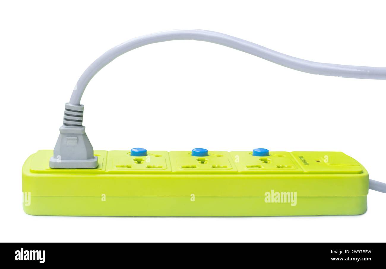 La presa verde e la spina di alimentazione elettrica bianca con linea sono isolate su sfondo bianco con percorso di ritaglio. Concetto di uso di energia elettrica in residenza, ufficio o. Foto Stock