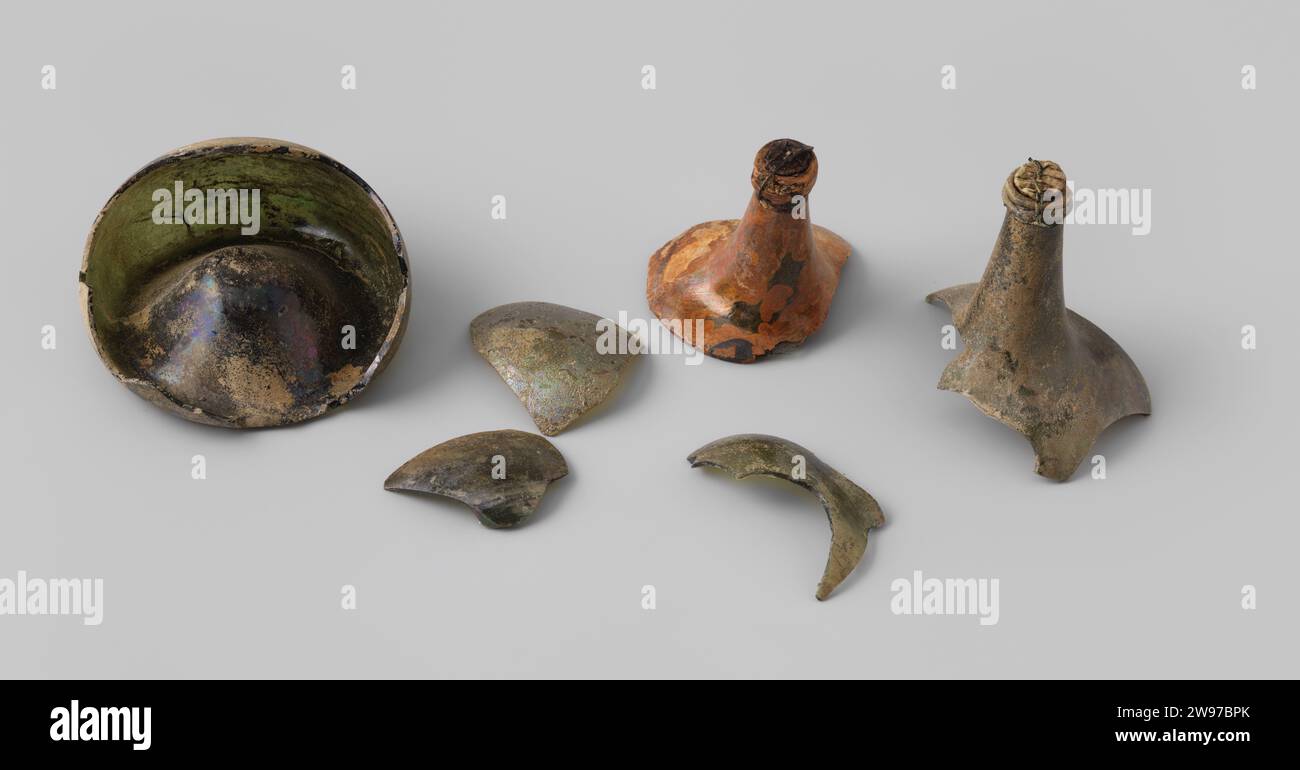 Frammenti di bottiglie di vino dal relitto del t Vliegend Hart degli Indiani orientali, Anonimo, 1700 - 1735 bottiglie di vino a forma di cipolla a forma di bicchiere verde che è stato in vino rosso (porto). Chiamate ancora con sughero e filo di ferro. Sughero olandese (corteccia). Foto Stock