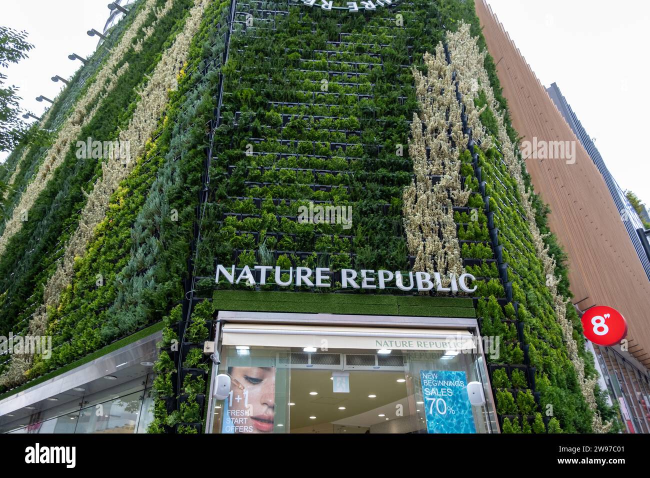 Seoul, Corea del Sud - 4 settembre 2023: Vista esterna del fronte commerciale della Nature Republic in via Myeongdong. È un marchio coreano noto per la cura della pelle Foto Stock