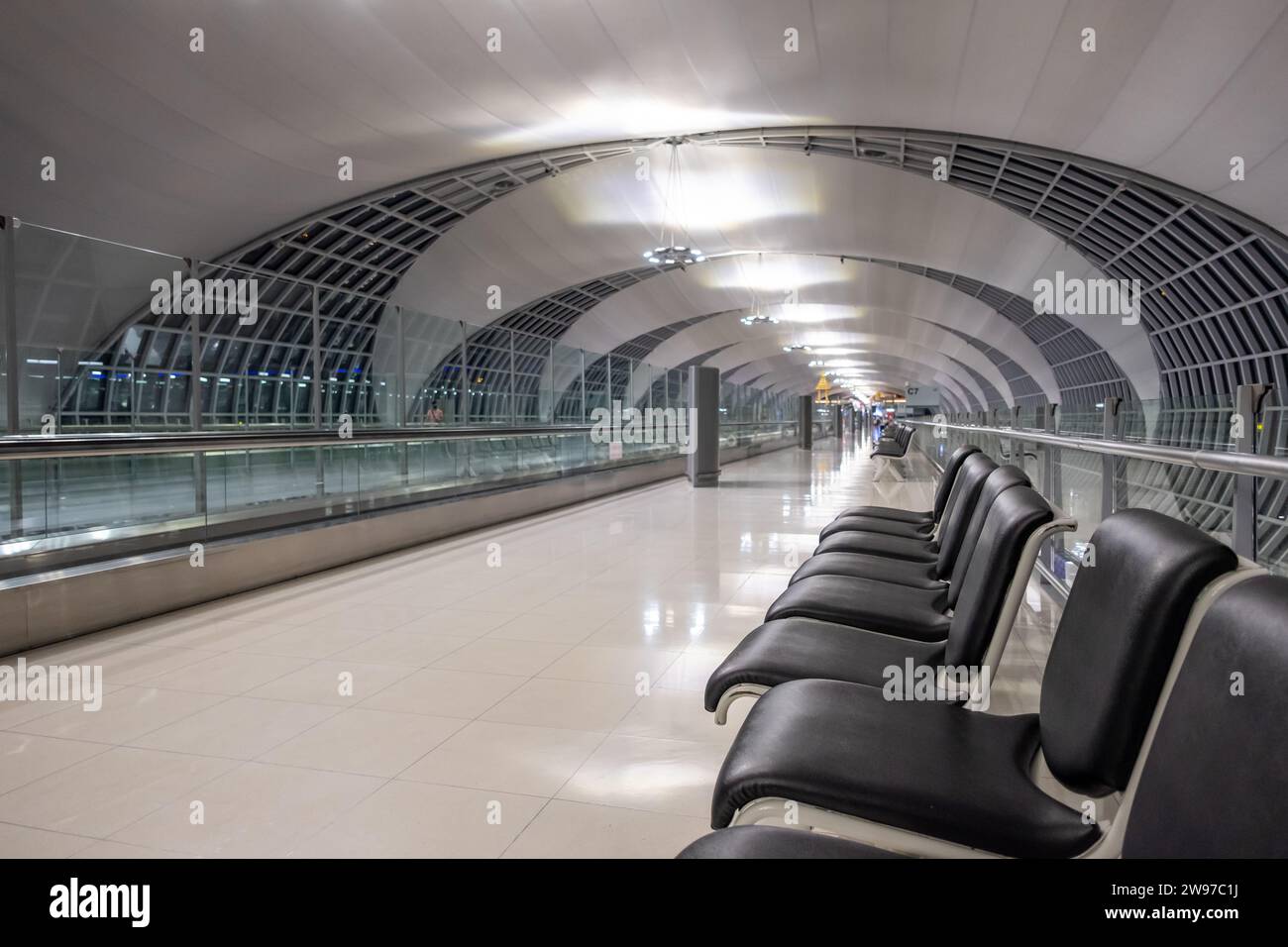 Samut Prakan, Thailandia - 10 luglio 2022: Posti a sedere vuoti nell'area di partenza dell'Aeroporto Internazionale Suvarnabhumi vicino a Bangkok Foto Stock