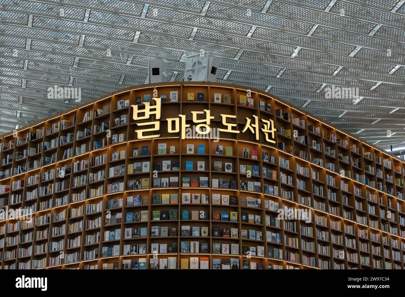 Seoul, Corea del Sud - 27 ottobre 2023: La Starfield Library. È una biblioteca pubblica permanente all'interno del centro commerciale Starfield COEX di Seoul Foto Stock