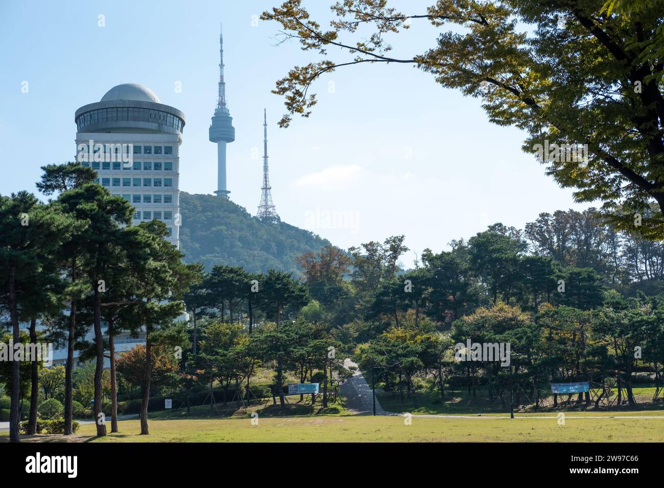 Seoul, Corea del Sud - 11 ottobre 2022: Vista dell'edificio nel parco Namsan, con la Torre N di Seoul. Corea del Sud Foto Stock