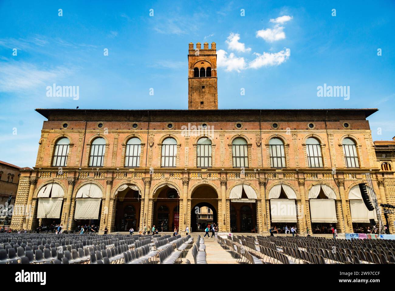 Bologna, Italia - 9 giugno 2023: Palazzo del Podesta e Piazza maggiore, Bologna Foto Stock