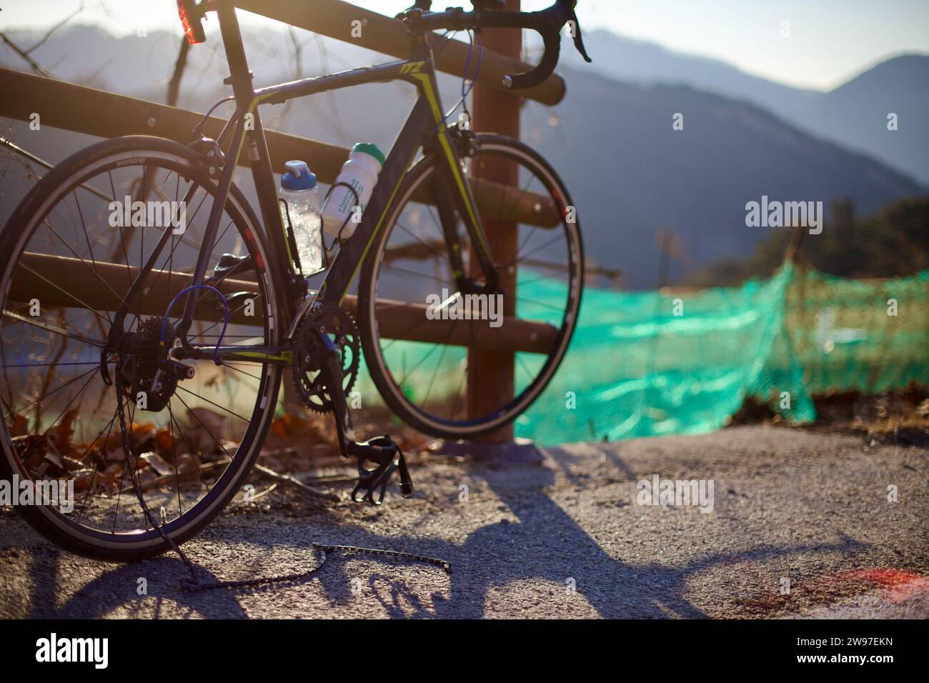 Chungju, Corea del Sud - 22 febbraio 2022: Una bicicletta con una catena rotta pende da una recinzione a metà del passo Sojo, con parti della catena sul retro Foto Stock