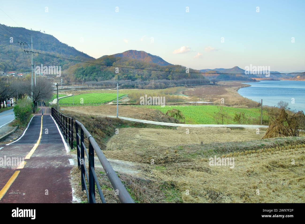 Sangju City, Corea del Sud - 18 novembre 2023: Una lunga serie di ampi campi agricoli e una pista ciclabile lungo il fiume Nakdong, con l'ambientazione di Foto Stock