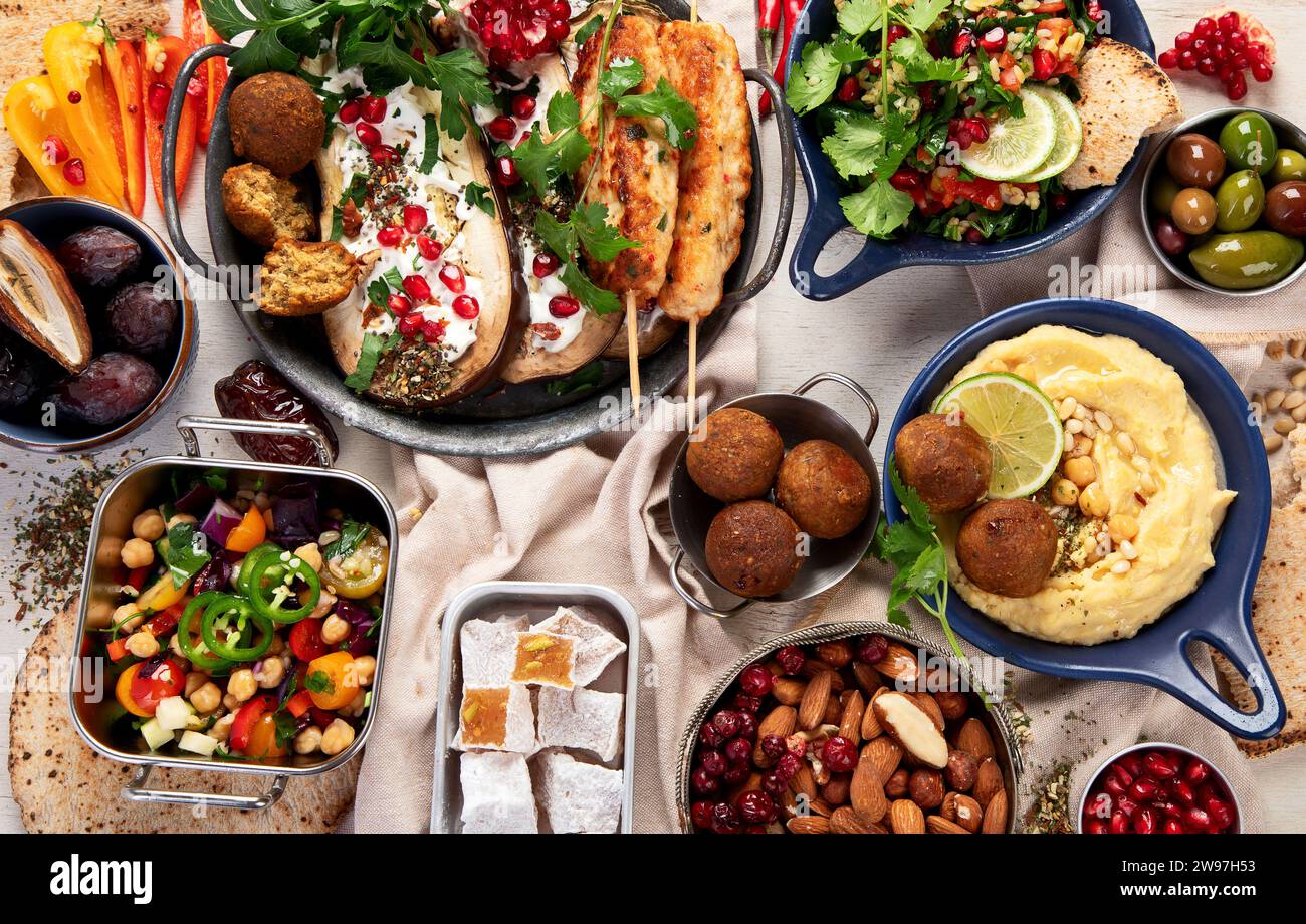 Piatti mediorientali o arabi su sfondo chiaro. Gustosi piatti tradizionali. Pview superiore Foto Stock