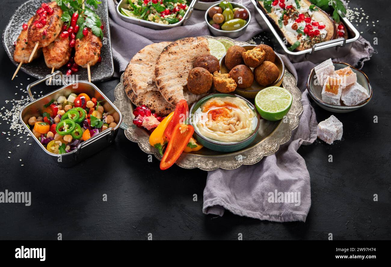 Piatti del medio Oriente o dell'arabo su sfondo nero. Gustoso concetto di cibo tradizionale. Copia spazio Foto Stock