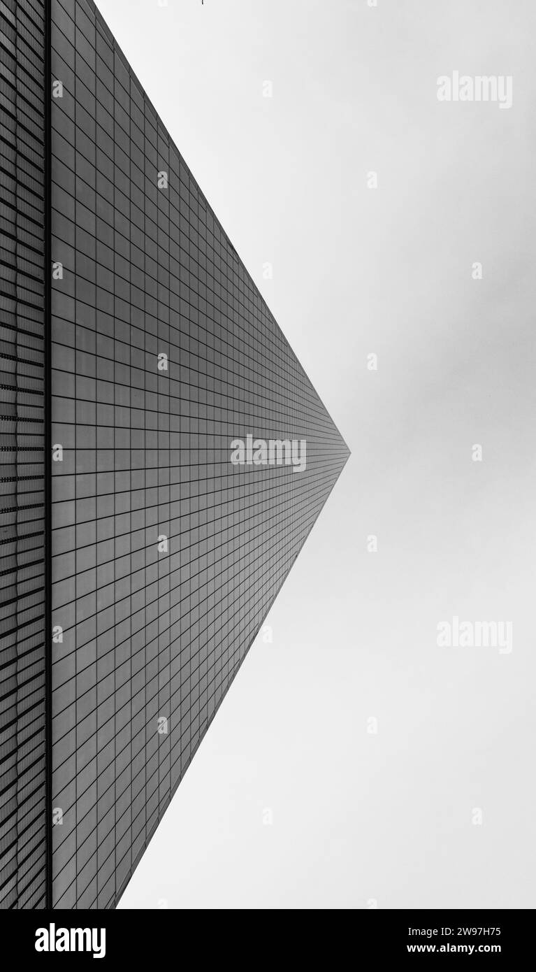Prospettiva minimalista unica del One World Trade Center, Lower Manhattan, New York City Foto Stock