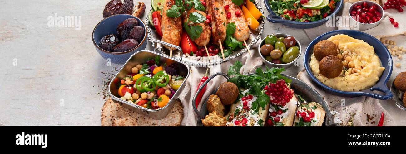 Piatti mediorientali o arabi su sfondo chiaro. Gustosi piatti tradizionali. Spazio copia, banner Foto Stock