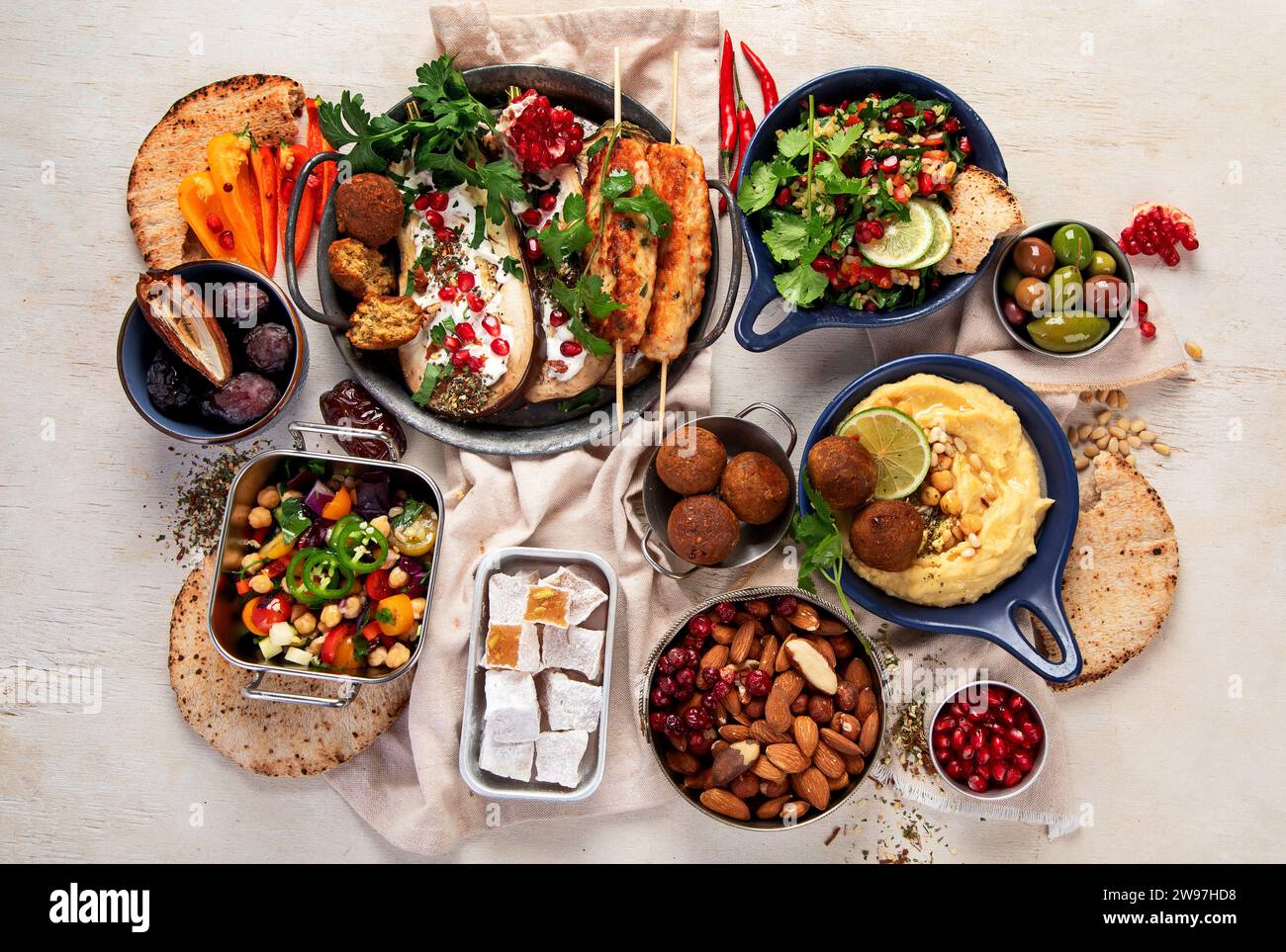 Piatti mediorientali o arabi su sfondo chiaro. Gustosi piatti tradizionali. Pview superiore Foto Stock