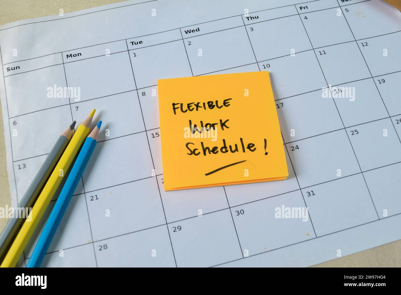 Concetto di programma di lavoro flessibile scrivere sulle note adesive isolate su un tavolo di legno. Foto Stock