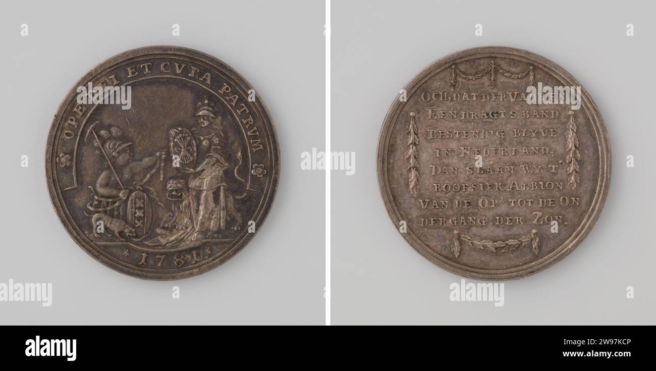 Speranza su Eendracht nei Paesi Bassi nella guerra contro l'Inghilterra, Johannes Michiel Lageman (Copia dopo), medaglia d'argento 1781. Fronte: Freedom, raffigurato come un GENIO DI HELLMED con Freedom Hood su Speer tiene cinque stemmi, che sono legati insieme con un nastro e invita la Helmde Vrouw, che rappresenta i Paesi Bassi a dare anche il suo stemma; morsi di predatori davanti allo stemma, che detiene il genio; a terra c'è la carta, su cui si trova Leeuw con le sue gambe anteriori all'interno di Kantschrift; Cut: Year. Inverso: Iscrizione tra quattro ghirlande di alloro argento olandese (m Foto Stock