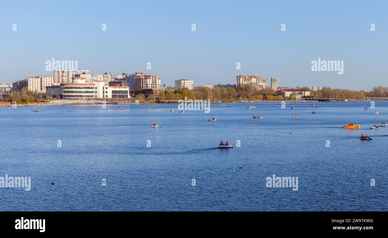 Vista sulla strada di Kazan in una giornata di sole, piccole barche a noleggio sul lago Kaban Foto Stock