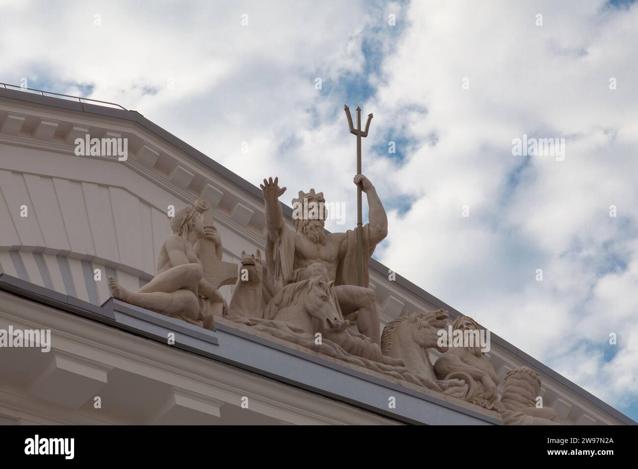 Scultura dell'antico dio greco dei mari Nettuno nell'edificio della Borsa di San Pietroburgo. Foto Stock