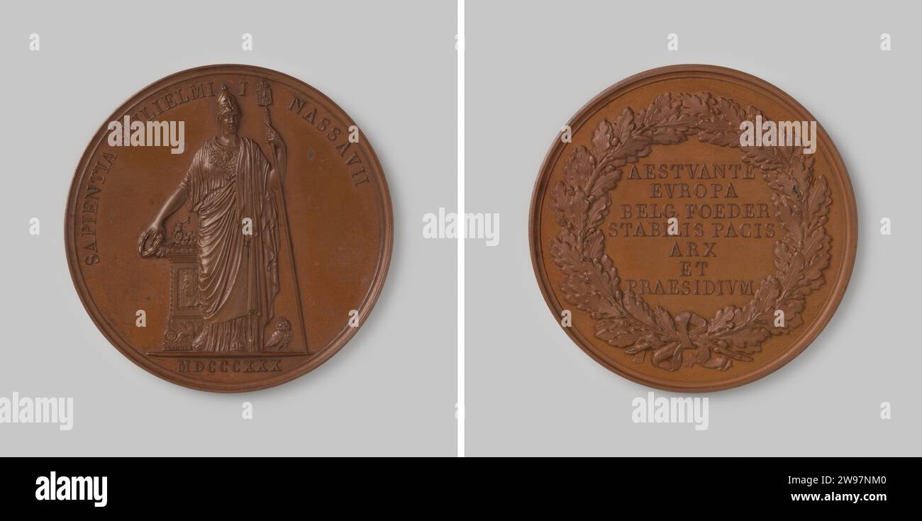 Sulla saggezza del re Guglielmo i 1830, Brandt, medaglia di bronzo storica del 1830, sul fronte minerva in piedi con un altare sul quale l'immagine di Guglielmo i, con un'esposizione e un testo tagliente, sul retro setacciava sette righe di testo tra rami di quercia fusi. bronzo (metallo) a percussione (lavorazione dei metalli) Foto Stock