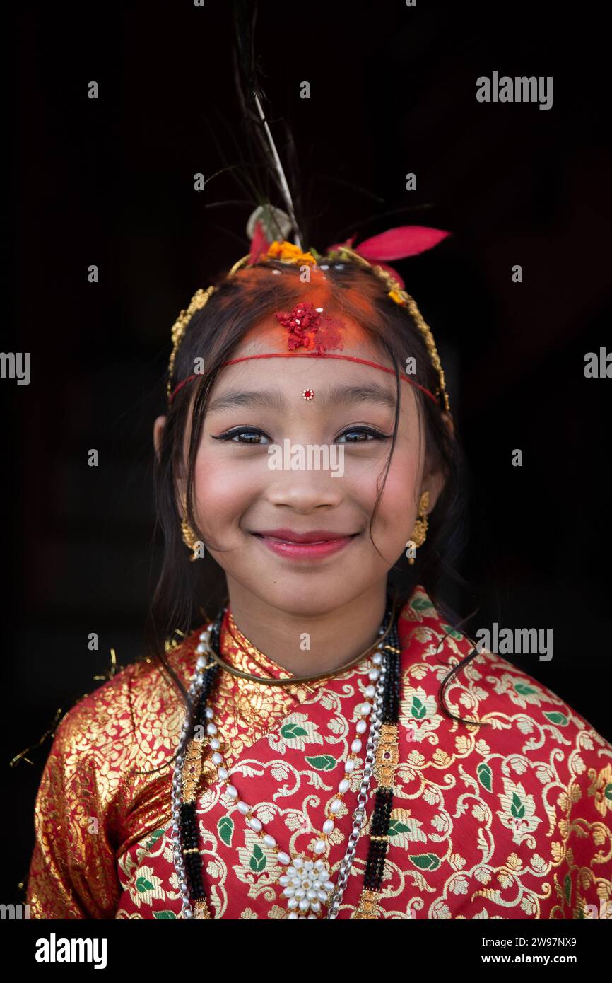 Bhaktapur, Bagmati, Nepal. 25 dicembre 2023. Ritratto di una ragazza durante la cerimonia Gufa a Bhaktapur il lunedì. In questa cerimonia, le ragazze della comunità Newar di età compresa tra i 12-14 anni sono sposate con Dio Sole prima della sua prima mensurazione. La ragazza che porta il rituale deve risiedere per 12 giorni evitando il Sole e i membri maschi della famiglia. Dopo il completamento del processo, il 12 ° giorno, la ragazza viene portata fuori dalla stanza e chiesto di guardare il sole. (Immagine di credito: © Amit Machamasi/ZUMA Press Wire) SOLO USO EDITORIALE! Non per USO commerciale! Foto Stock