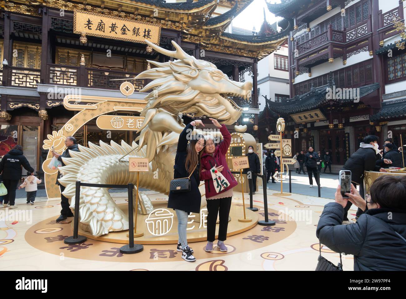 Shanghai, Cina. 25 dicembre 2023. I cittadini stanno scattando foto di fronte a una gigantesca scultura di drago durante il Festival delle Lanterne dell'anno del Drago nel Giardino Yu, Shanghai, Cina, il 25 dicembre 2023. (Foto di Costfoto/NurPhoto) credito: NurPhoto SRL/Alamy Live News Foto Stock