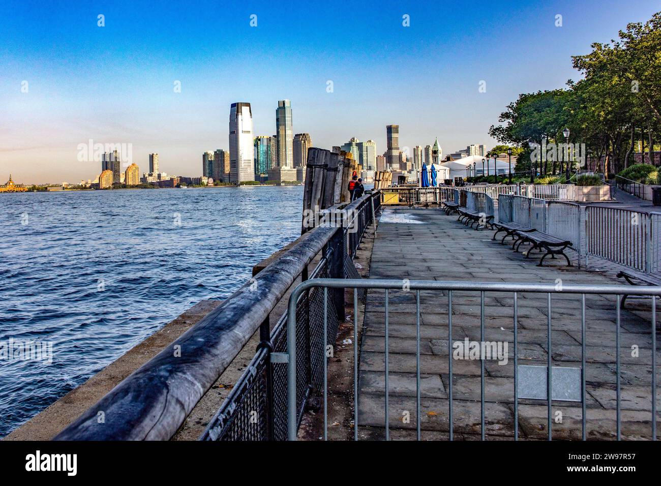 New York, USA; 1° giugno 2023: Vista dello skyline della grande Mela dal molo di Battery Park, all'estremità meridionale dell'isola di Manhattan. Foto Stock